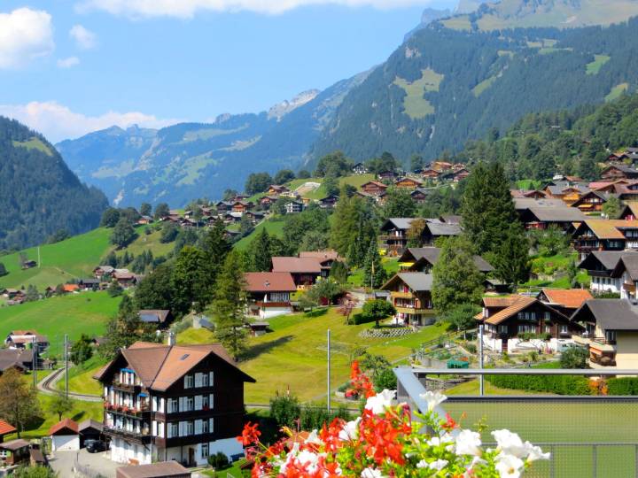 13 Grindewald, Swiss