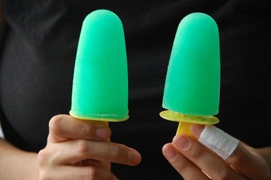 2. Add Jell-O to your popsicles so they don’t melt into a drippy mess