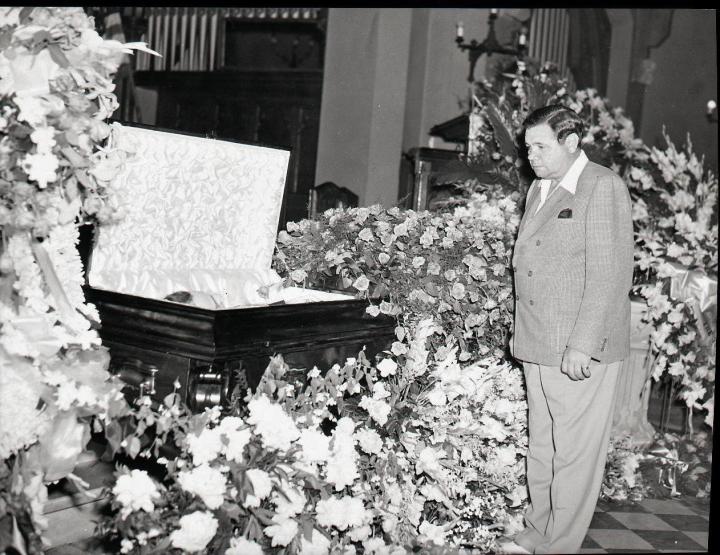 39. Babe Ruth pays his respects to Lou Gehrig at his funeral, 1941