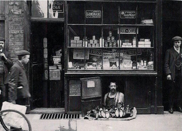 40. The smallest shop in London - a shoe salesman with a 1.2 square meter shoe store, 1900.