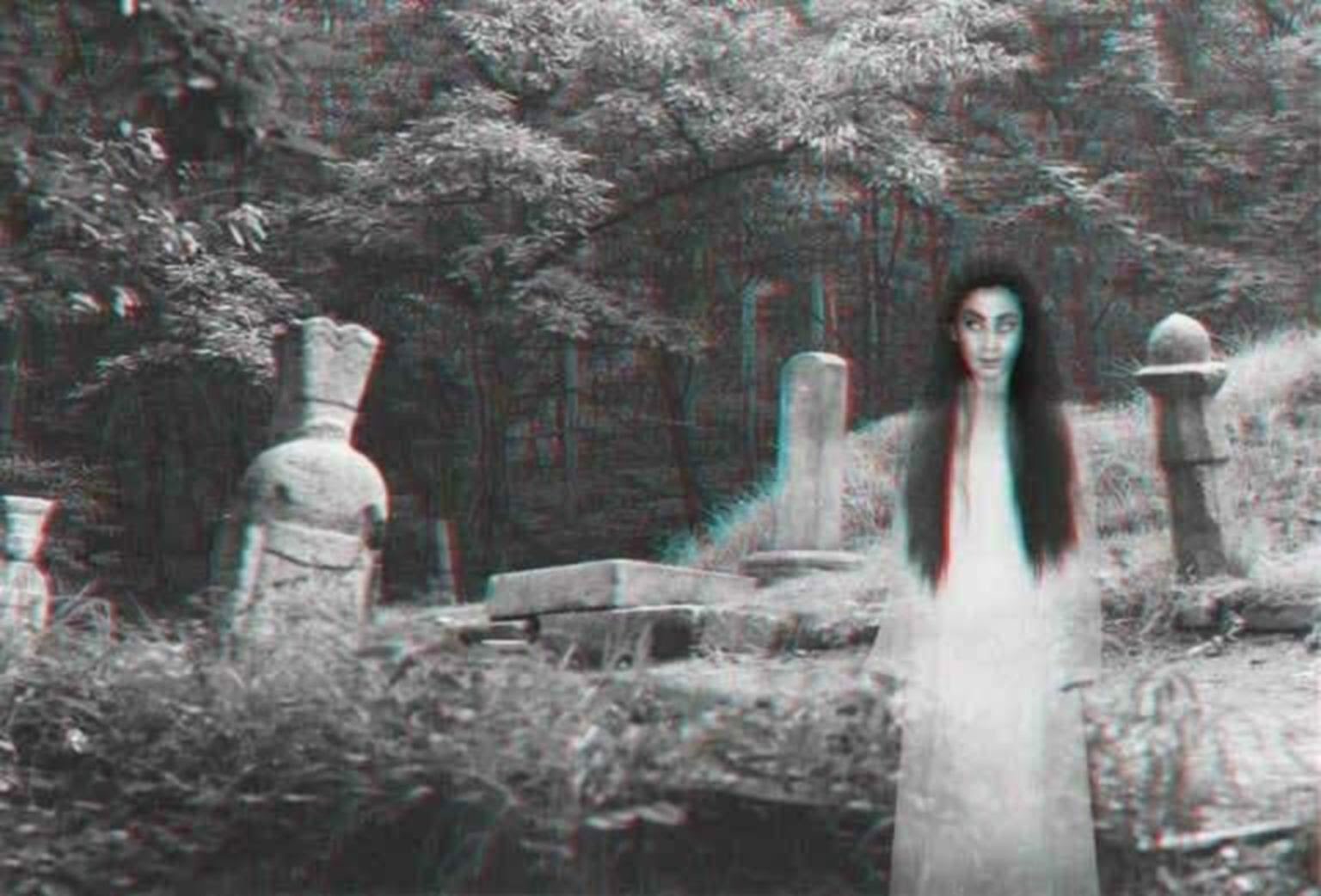 Призраки привидения духи Фантомы на кладбище