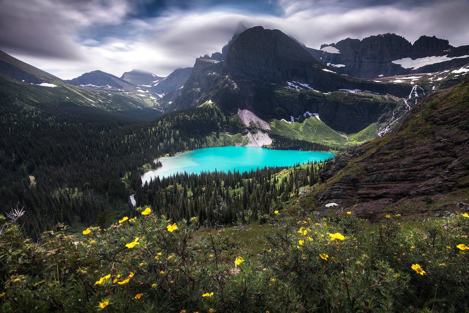 27-glacial-colored-lake-in-the-summer-at-grinnell-lake-glacier-national-park